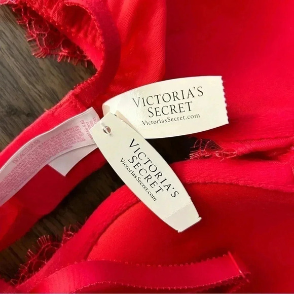 NEW Victoria Secret Bra - Picture 3 of 4